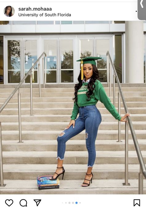 College Graduation Outfit, Graduation Outfit College, Senior Portrait Outfits, College Graduation Photoshoot, College Graduation Pictures Poses, Graduation Photography Poses, College Graduation Pictures, Graduation Picture Poses, School Portraits