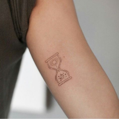 Tattoo Hourglass, Hourglass Tattoo, Polynesian Tattoos, Inspiration Tattoos, Initial Tattoo, Dainty Tattoos, Little Tattoos, Simplistic Tattoos, Fine Line Tattoos