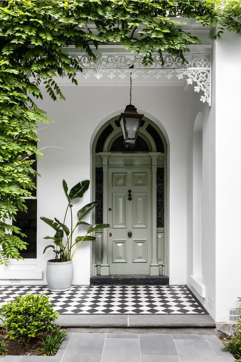 traditional-style home entry with sage green door and black and white checkerboard tiles Kensington Homes Interiors, Old Style Homes, English Homes Interiors, Verandah Tiles, English Tiles, Green Front Door, Villa Renovation, White Villa, Marble Bathrooms