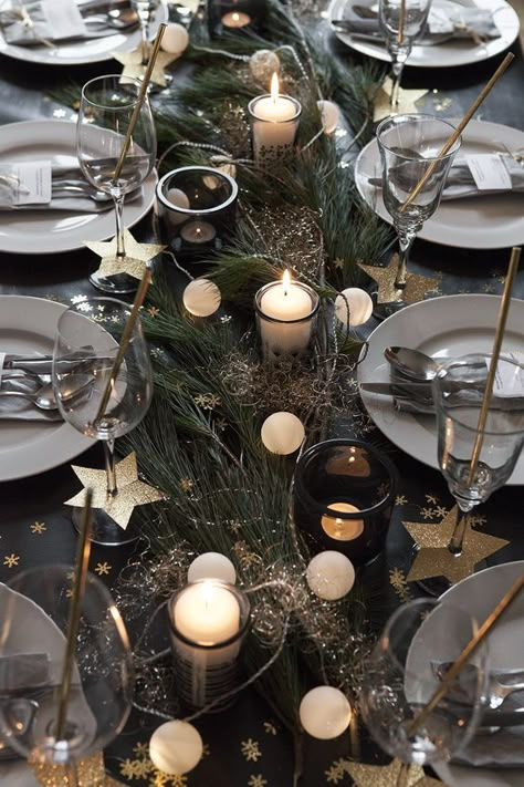 Elegant Christmas Dinner, Christmas Table Setting, New Years Eve Weddings, Christmas Dinner Table, Christmas Tablescape, בר מצווה, Christmas Inspo, Christmas Tablescapes, Christmas Dining