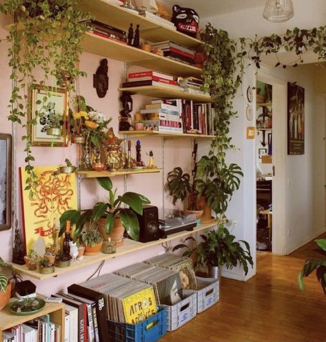 Lots Of Plants, Hippy Room, Deco Studio, Retro Room, Indie Room Decor, Dekorasi Kamar Tidur, Indie Room, Redecorate Bedroom, Aesthetic Rooms