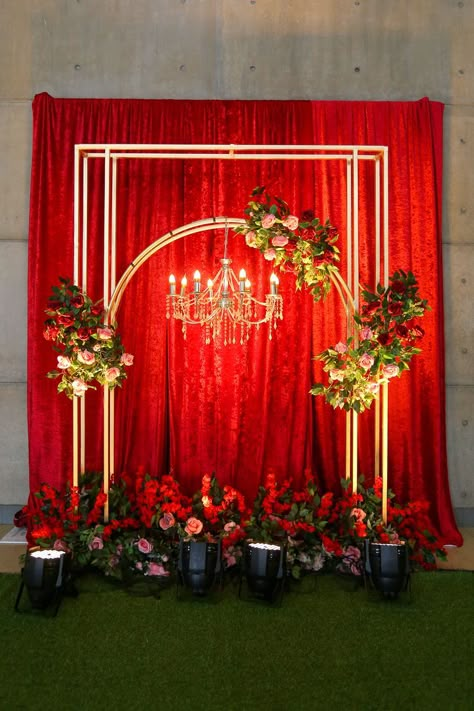 Stage Decoration Photos, Booth Decoration, Leaf Decor Wedding, Indian Wedding Decorations Receptions, Engagement Stage Decoration, Reception Stage Decor, Simple Stage Decorations, Night Wedding Decor, Photo Booth Backdrop Wedding