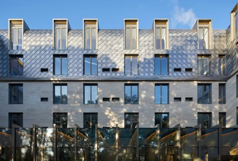 Alison-Brooks-Architects-_-Exeter-College-Oxford-University-_-Photo-South-Quad-3 Townhouse Architecture, Alison Brooks, Exeter College, College Image, Large Building, Roof Shapes, Mansard Roof, Building Management, Roof Extension