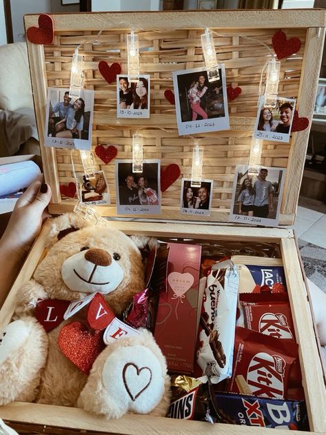 Present Box Ideas Boyfriend, Valentine’s Day Gift Baskets For Boyfriend, Couple Gift Box Ideas, Anniversary Gift Ideas For Him Aesthetic, Christmas Box Ideas For Girlfriend, Christmas Gift Box Boyfriend, Gifts For Boyfriend Box For Him, Christmas Presents Ideas For Boyfriend, Gift Box For Boyfriend Ideas