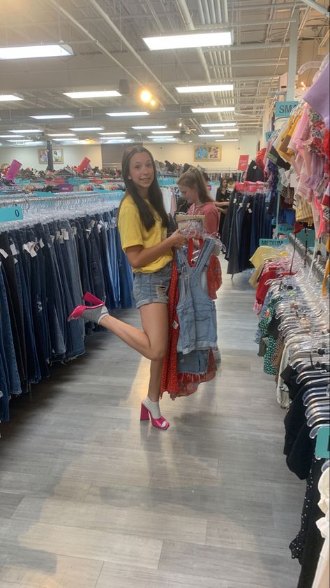 Thrifting With Friends, Friend Group Bucket List, Bestie Date, Couples Date Ideas, Things To Do When Bored, Gang Gang, Thrift Finds, Friend Group, Summer Ideas