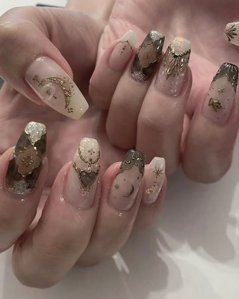 Midevil Nail Art, Victorian Style Nails, Academia Nails Aesthetic, Fantasy Wedding Nails, Dark Academia Nails Aesthetic, Victorian Nails Designs, Vintage Nails Design, Light Academia Nails, Vintage Nails Aesthetic