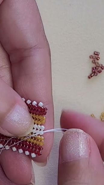 DIY Beaded Herringbone stitch Bracelet Tutorial  #beadedjewelery #parisabeading #herringbonestitch Herringbone Stitch Beading, Bead Weaving Patterns Free For Beginners, Beaded Animals Tutorial Free Pattern, Herringbone Beading, Bead Weaving Patterns Free, Beaded Herringbone, Herringbone Stitch Tutorial, Woven Bracelet Tutorial, Wire Bead Jewelry