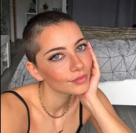 Buzzed Hair Women, Buzzcut Girl, Buzz Cut Women, Girls With Shaved Heads, Buzz Cut Hairstyles, Shaved Head Women, Buzzed Hair, Haircut Women, Nape Undercut