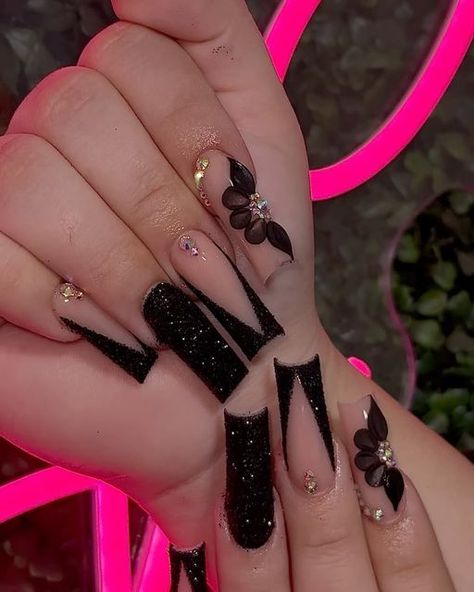 Acrylic Nail Designs Black Sparkle, Black Nails Ideas Birthday, 21 Bday Nails Ideas, Black Nails Fancy, Black Nails Set, Black Nail Designs With Flowers, Nail Inspo Black And Gold, Black Outfits Birthday, Simple Acrylic Nails Black