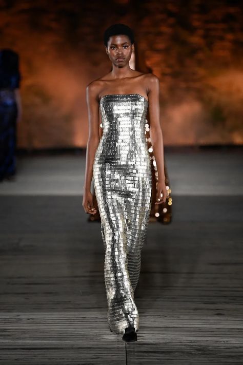 Alberta Ferretti Resort 2024 Alberta Ferretti Resort 2024, Ny Party, Grammy Dresses, Silver Dresses, Fashion Draping, 2024 Runway, Silver Outfits, Ss 2024, Metal Dress