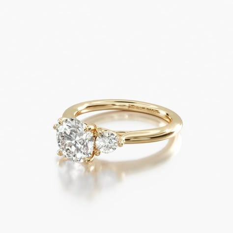 Engagement rings round gold