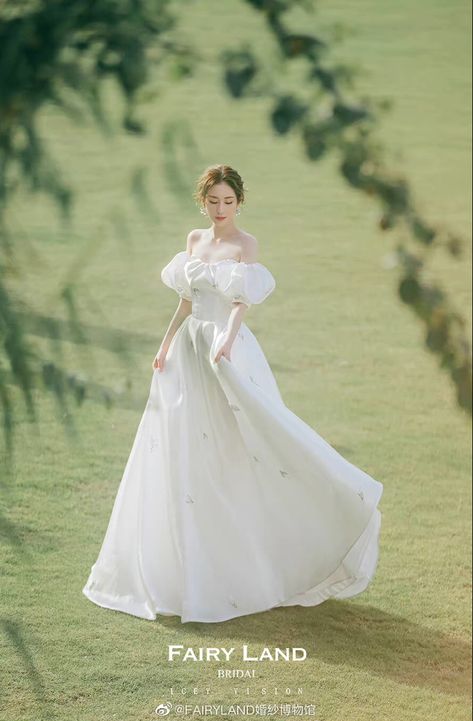 Wedding Dress Korean Style, Wedding Dresses Korean, Korean Wedding Dress, Baju Kahwin, Minimal Wedding Dress, Korean Wedding Photography, Wedding Photo Studio, Foto Wedding, Wedding Photoshoot Poses