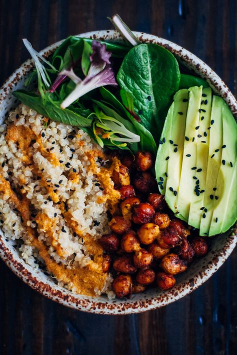 The Vegan Buddha Bowl | Well and Full Sandwich Vegetarian, Fluffy Quinoa, Vegetarian Bowls, Buddha Bowls Recipe, Vegan Buddha Bowl, Spiced Chickpeas, Makanan Diet, Minimalist Beauty, God Mat