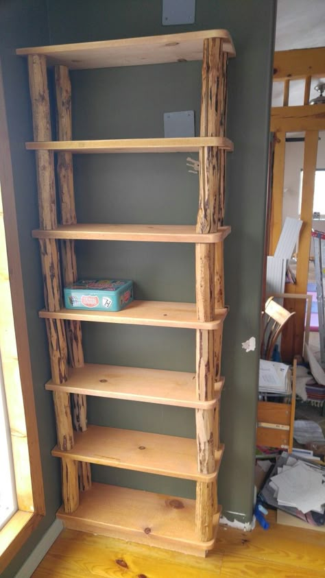 Homemade Wood Shelves, Homemade Shelf Ideas, Home Made Bookshelves, Recycled Shelves, Log Shelves, Wood Shelf Diy, Log Bookshelf, Wooden Table Diy, Rustic Ladder Shelf