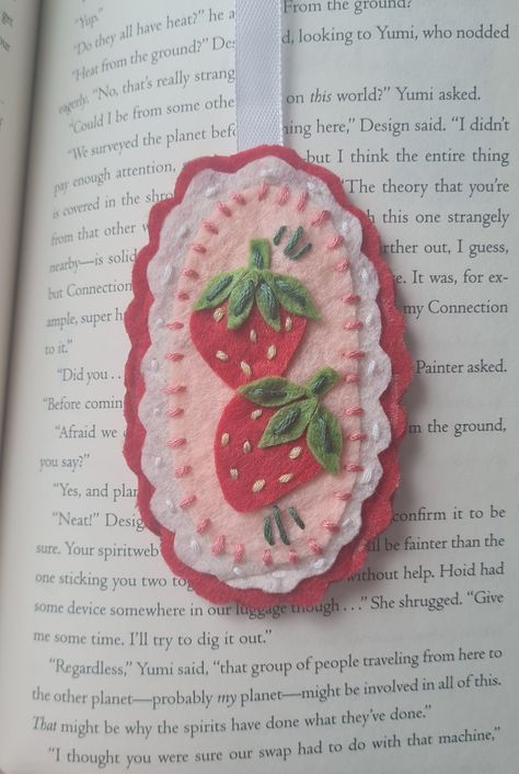 Handmade felt bookmark with cute strawberry design. Has a white ribbon with a strawberry charm on the end to keep it from falling out pf your current book. Great gift🍓 With handmade items they may have a small variation item to item🪡🧶 Crafts To Make As Gifts, Felt Crafts Adults, Cute Gift Handmade, Diy Christmas Gifts Handmade, Items To Embroider On, Kawaii Gifts Diy, Fabric Scrap Bookmarks, Felt Projects To Sell, Craft Felt Projects