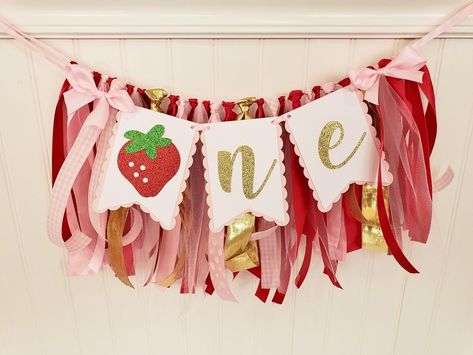 Strawberry Garland, Sweet First Birthday, Strawberry Theme, First Birthday Banner, Birthday Highchair, Outdoors Birthday Party, Birthday Souvenir, Strawberry Party, Sweet Party