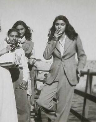 A rare pic of Rajmata Gayatri devi of Jaipur, Rajasthan ranked as one of the most beautiful women on earth by Vogue Maharani Gayatri Devi, Old India, Indian Royalty, Gayatri Devi, Indian Princess, History Of India, Vintage India, Glamour Shots, Vintage Bollywood