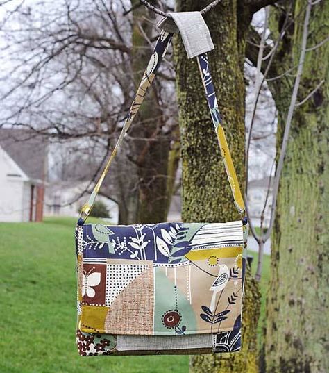 Free Bag Pattern and Tutorial - A little birdie told me Messenger Bag Messenger Bag Patterns, Diy Messenger Bag, Bags To Sew, Bags To Make, Sewing Purses, Bag Tutorial, Bags And Totes, Sewing Bags, Diy Bags