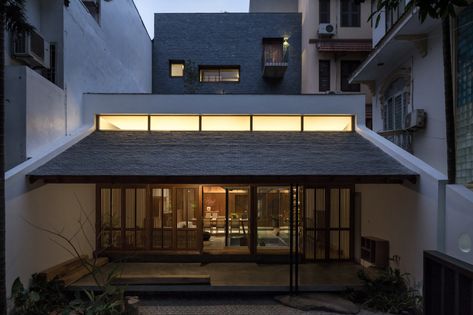 Gallery of Hopper House / AHL architects - 11 Modern Outdoor Spaces, Modern Townhouse, Contemporary Villa, Front Yard Fence, Tropical House, Backyard Fences, Traditional Architecture, Fence Design, Japanese House