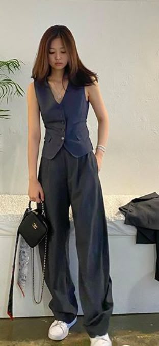 Tomboy Prom Outfits, Waistcoat Women Outfit, Prom Outfits For Tomboys, Lesbian Prom Outfit, Lesbian Formal Outfits, Masculine Girl Outfits, Prom Suits Women, Masculine Outfits For Women, Formal Attire Women