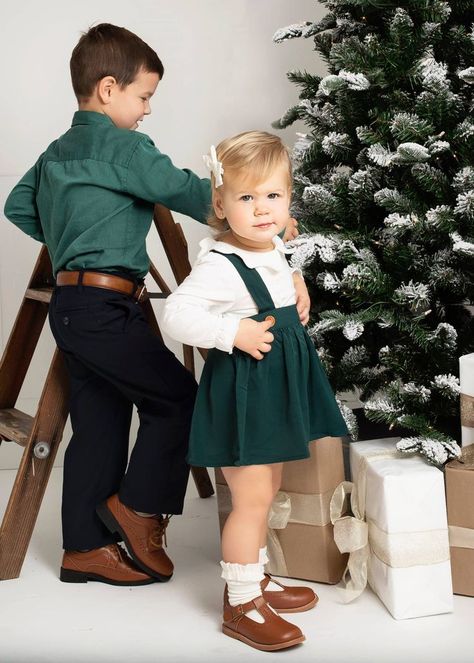 Kids Christmas Outfits Girls, Toddler Girls Christmas Outfits, Christmas Baby Girl Outfits, Christmas Outfit Ideas For Kids, Twin Christmas Outfits, Christmas Outfit Kids, Toddler Christmas Pictures, Toddler Christmas Photos, Outfit Navidad