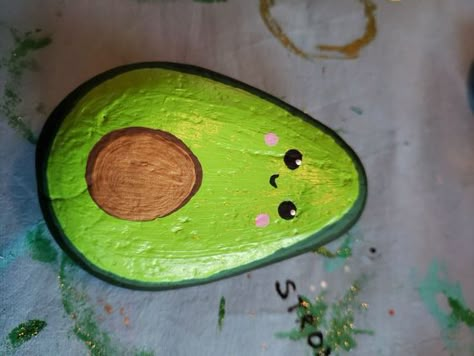 Avocado Painting, Stone Art Painting, Painted Rocks Kids, Painted Rocks Craft, Happy Stones, Painted Rock Ideas, Painted Rocks Diy, Rock Painting Ideas Easy, Rock Painting Patterns