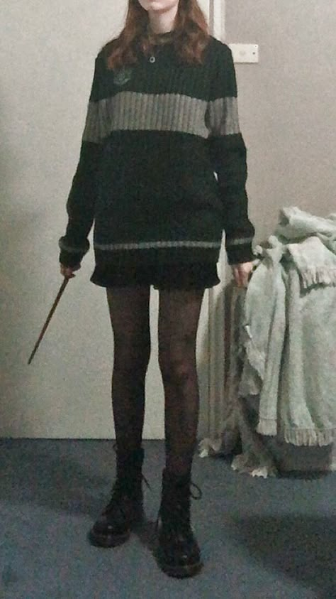 Dark academia Harry Potter quidditch jumper slytherin. Slytherin Girl Outfit, Slytherin Aesthetic Outfit, Harry Potter Dark Academia, Slytherin Uniform, Harry Potter Uniform, Harry Potter Script, Slytherin Quidditch, Slytherin Outfit, Slytherin Clothes