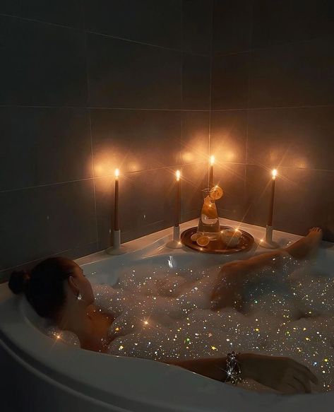 🖤𝘥𝘢𝘪𝘭𝘺_𝘮𝘢𝘥𝘪𝘴𝘰𝘯𝘣𝘦𝘦𝘳 | selfcare, spa vibes, glitter bath, aesthetic | #selfcare #selflove #selfdevelopment #bathroom #glitter #aesthetic Arte Glitter, Bath Aesthetic, Glitter Photography, Boujee Aesthetic, Rich Girl Aesthetic, Potter Art, Rich Girl Lifestyle, Luxury Aesthetic, Classy Aesthetic