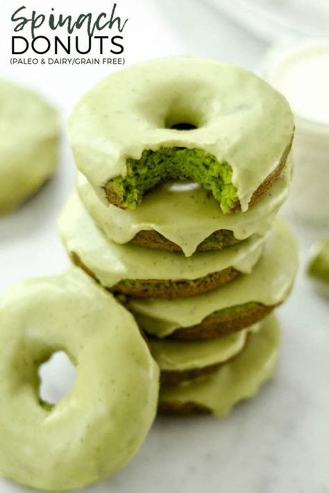 Baked Paleo Spinach Donuts with Matcha Glaze are a healthy breakfast full of sneaky veggies! No food coloring needed to make these donuts naturally green! #paleo #donuts #baked #glutenfree #grainfree #dairyfree #naturallygreen #matcha #spinach #breakfast Beignets Cuits, Donat Glaze, Homemade Doughnut Recipe, Chocolate Covered Banana Bites, Chocolate Avocado Brownies, Strawberry Oatmeal Bars, Blueberry Crumble Bars, Healthy Dessert Ideas, Chocolate Covered Bananas