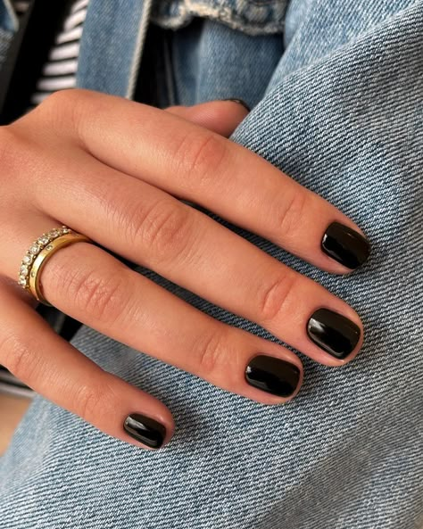 Simple Nails For Black Dress, Black Gel Nails Ideas Short, Very Short Nails Square, Dark Short Manicure, Dark Colored Short Nails, Rounded Square Nails Short, Black Short Nails Aesthetic, Short Round Black Nails, Short Round Square Nails