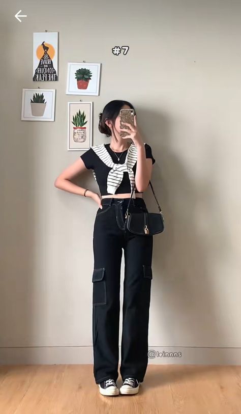 cr to elaine alethea on tiktok (@ on pic) outfit style cargo pants casual fashion Elaine Outfits, Outfit Casual Korea, Cargo Pants Ootd, Ootd Cargo Pants, Outfit Celana Cargo, Ootd Cargo, Style Cargo Pants, Cargo Pants Outfit, Fashion Muslim