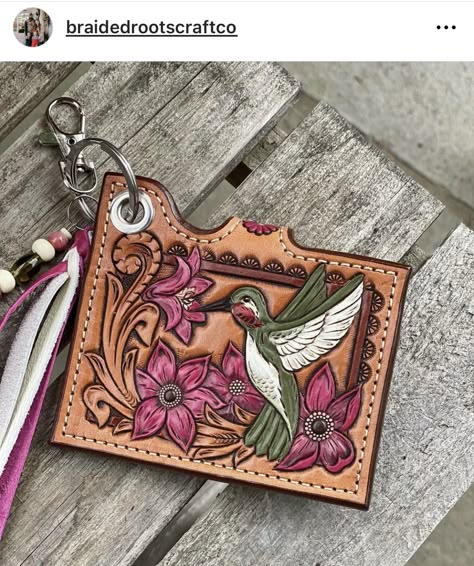 Tooled Leather Hummingbird, Tooled Leather Keychain, Small Leather Projects, Leather Projects Ideas, Leather Techniques, Leather Work Ideas, Handmade Leather Work, Leather Stamping, Leather Keychains