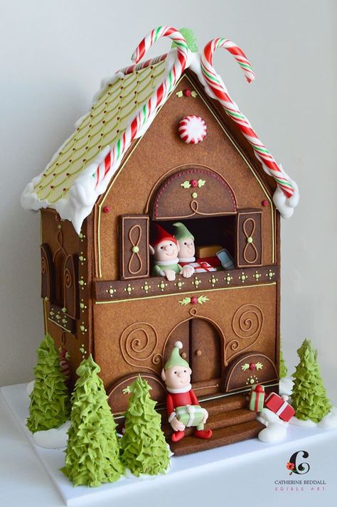 gingerbread house. Catherine Beddall. Love the tiny green piping and that's it's not overloaded with candy Gnome Gingerbread Houses, Brown Icing, Sweet Gingerbread, Gingerbread Ideas, Ginger House, Make A Gingerbread House, Gingerbread House Designs, All Things Gingerbread, Gingerbread House Cookies