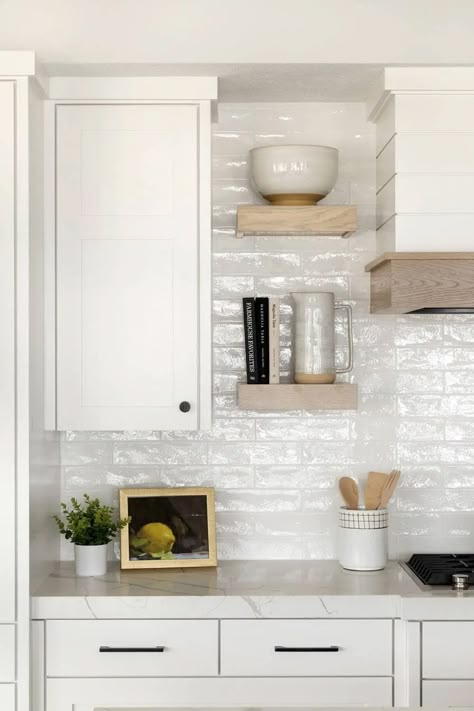 White Subway Tile Kitchen, Subway Tile Backsplash Kitchen, White Kitchen Backsplash, White Tile Backsplash, White Counters, Kitchen Backsplash Designs, Kitchen Backsplash Ideas, White Backsplash, Gray Walls