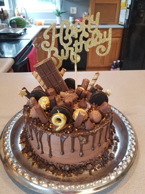 Chocolate lovers candy cake Birthday Cakes With Candy On Top, Cake Decorating With Chocolate Bars, Chocolate Bar Cake Ideas, Birthday Cake With Candy On Top, Chocolate Lovers Birthday Cake, Candy Bar Cake Ideas, 9th Birthday Cake Boys, Decorate Chocolate Cake Ideas, Sweetie Birthday Cake