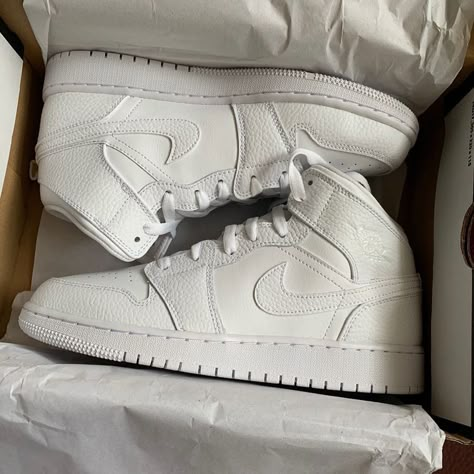 Jordan White Shoes, Jordan 1 Mid White, Nike Shoes Girls, Jordan White, Jordan Shoes Retro, Shoe Wishlist, Fall Outfits Men, Cute Nike Shoes, Cute Nikes