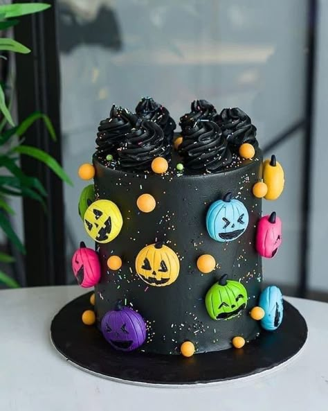 Halloween Cakes Ideas, Spooky Cake, Neon Halloween, Halloween Cake Decorating, Birthday Cake Decorating Ideas, Stunning Cakes, Couture Cakes, Halloween Sweets, Halloween Baking