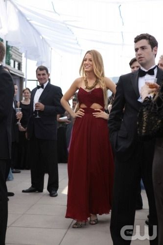 We Must (Belatedly) Discuss: What Did You Think Of Serena's Undone Braid On "Gossip Girl"? Gossip Girl Dresses, Blake Lively Dress, Blake Lively Gossip Girl, Serena Van Der Woodsen Style, Cut Out Prom Dresses, Serena Vanderwoodsen, Estilo Gossip Girl, Gossip Girl Style, Nate Archibald