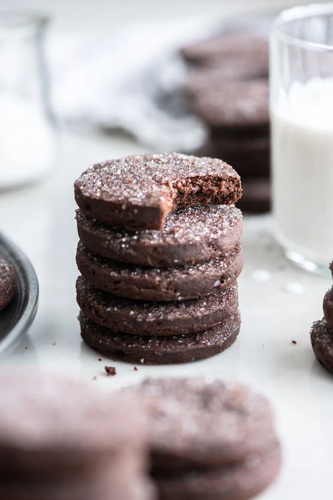 chocolate shortbread recipe Butter Spritz Cookies, Chocolate Dip, Cookies Light, Icebox Cookies, Chocolate Shortbread, Chocolate Shortbread Cookies, British Recipes, Bitter Chocolate, Shortbread Cookie