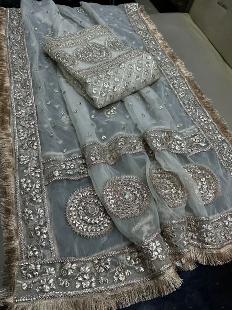 Latest Dupatta Designs, Gota Patti Design, Duppattas Designs Ideas, Sarees Ideas, Dupatta Ideas, Designer Suits For Wedding, Gota Patti Suits, Yellow Dupatta, Velvet Suit Design