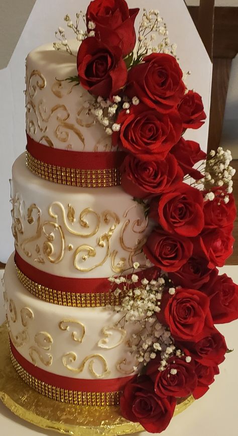 Red Quinceanera Theme, Red Quince Theme, Gold Quinceanera Theme, Red Quinceanera Ideas, Quinceanera Red, Quince Cakes, Quince Decor, Red Gold Wedding, Sweet 15 Party Ideas Quinceanera