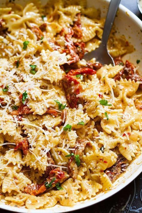 Sun Dried Tomato Pasta, Sundried Tomato Pasta, Tomato Pasta Recipe, Creamy Feta, Mediterranean Pasta, Creamy Pasta Recipes, Vegetarian Pasta Recipes, Best Pasta Recipes, Salad Pasta