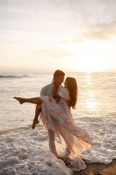 Beach Wedding Shoot Photo Ideas, Pre Wedding Beach Photoshoot, Hawaii Couple Pictures, Couple Beach Photoshoot, Beach Couple Photoshoot, Golden Hour Couple, Wedding Pictures Beach, Pre Wedding Praia, Beach Wedding Pics