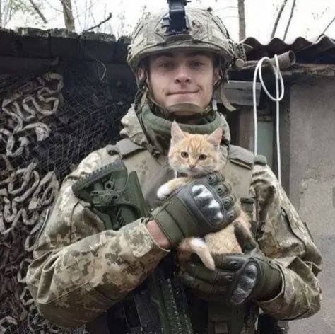 Men With Cats, Military Aesthetic, Army Humor, Hot Army Men, Russian Men, Army Pics, A Soldier, Army Men, Masked Man