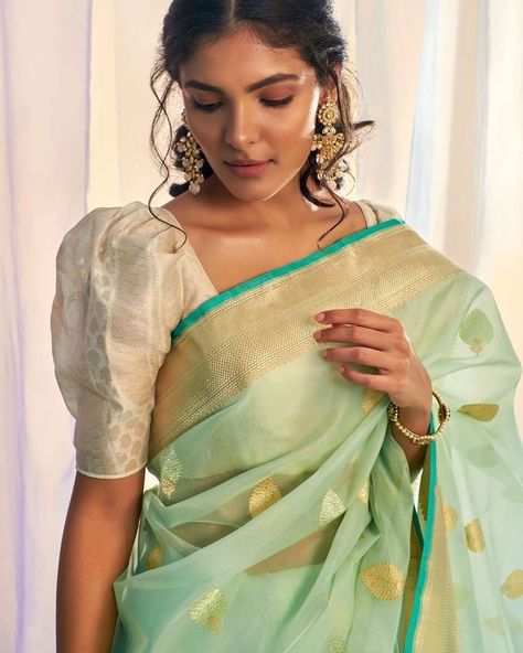 Blouse Designs Catalogue, Saree Blouse Neck Designs, New Saree Blouse Designs, Latest Model Blouse Designs, Fashionable Saree Blouse Designs, Sari Blouse Designs, Beads Work, Indian Saree Blouses Designs, Silk Saree Blouse Designs