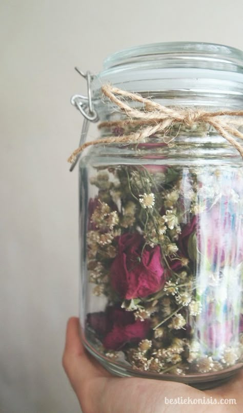 what to do with dried flowers Dried Flowers Diy, Drying Roses, Decoration Shabby, Garden Types, Dry Flowers, Deco Floral, Mason Jar Diy, Memorial Keepsakes, Flower Ideas