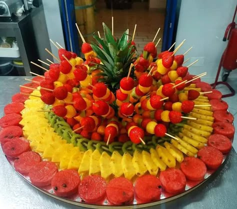 Fruit Platter Ideas Party, Fruit Presentation, Edible Fruit Arrangements, Fruit Buffet, Fruit Table, Catering Food Displays, Amazing Food Platters, Fruit Platter Designs, Fruit Platters