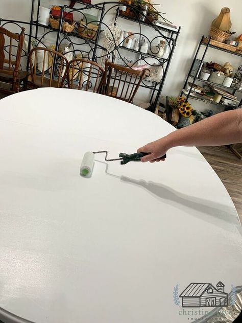 If you're decorating on a budget then you'll love this Joanna Gaines inspired rustic farmhouse oval table and chairs makeover idea. This diy farmhouse upcycle painted furniture idea is perfect if you have an old table that you want to flip. Check out the before and after photos for some upcycling inspiration. #diy #table #makeover Diy Dining Table Makeover, Pedestal Table Makeover, Table And Chairs Makeover, Diy Table Makeover, Dining Chair Makeover, Diy Esstisch, Dining Room Table Makeover, Dining Table Makeover, Diy Dining Room Table