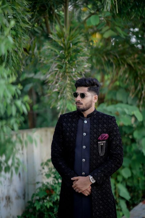 Boys Wedding Photoshoot Poses, Boys Wedding Poses, Boy Photography Poses Wedding, Single Poses Men, Engagement Groom Poses, Groom Single Poses, Groom Solo Poses, Poses For Groom, Kurta Poses