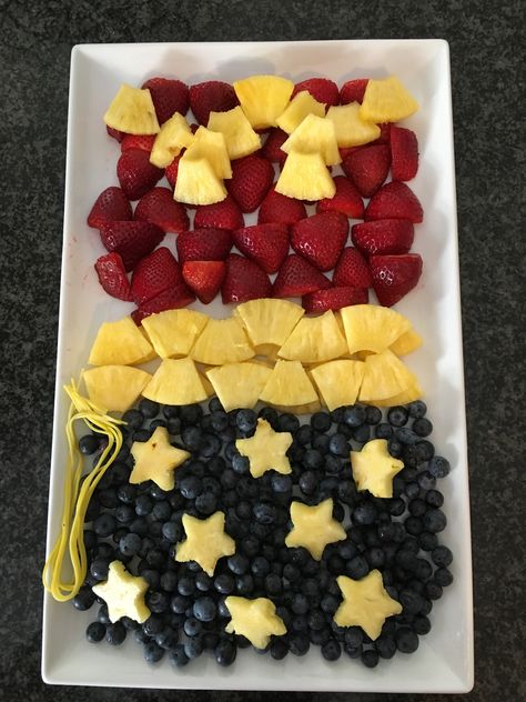 Wonder Woman fruit platter: strawberries, pineapple, and blueberries, with spaghetti dyed yellow for her golden lariat Wonder Woman Birthday Party, Women Party Ideas, Wonder Woman Party, Wonder Woman Birthday, Woman Birthday Party, Superhero Birthday Party, Bday Girl, Fruit Platter, 6th Birthday Parties